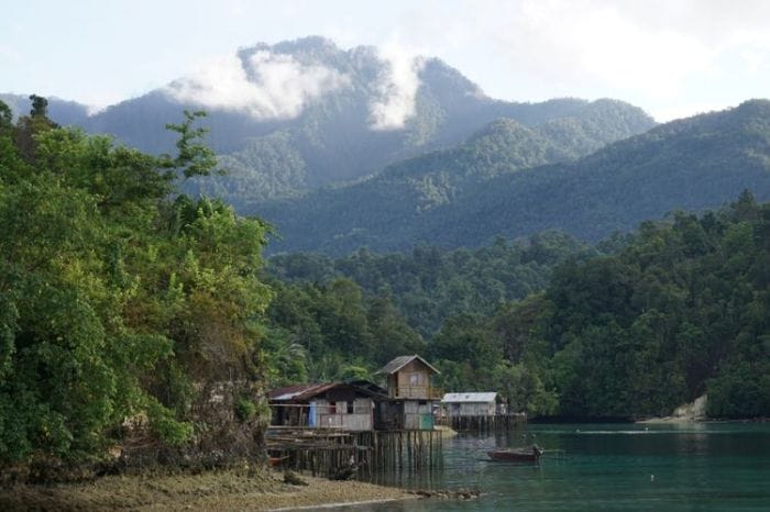 yapen kepulauan papua kabupaten kompas wajib liburan wisata mampir destinasi saat perbukitan berwarna teluk minggu hijau dikelilingi rachmawati ira