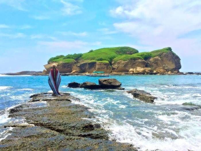 lombok tengah payung wisata pantai tempat travelingyuk