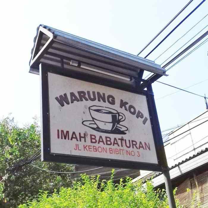 Warung kopi dengan suasana hangat dan pengunjung yang sedang berbincang