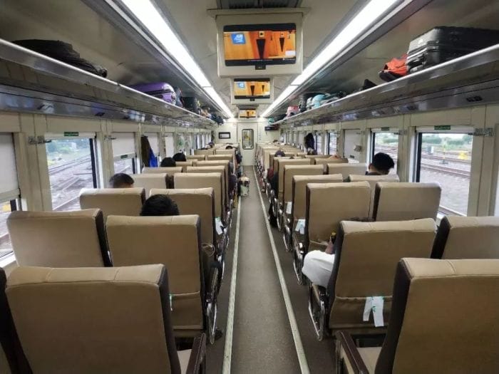 Tips Memilih Kursi Kereta Ekonomi Premium: Panduan Nyaman dan Praktis 1 Tips Memilih Kursi Kereta Ekonomi Premium