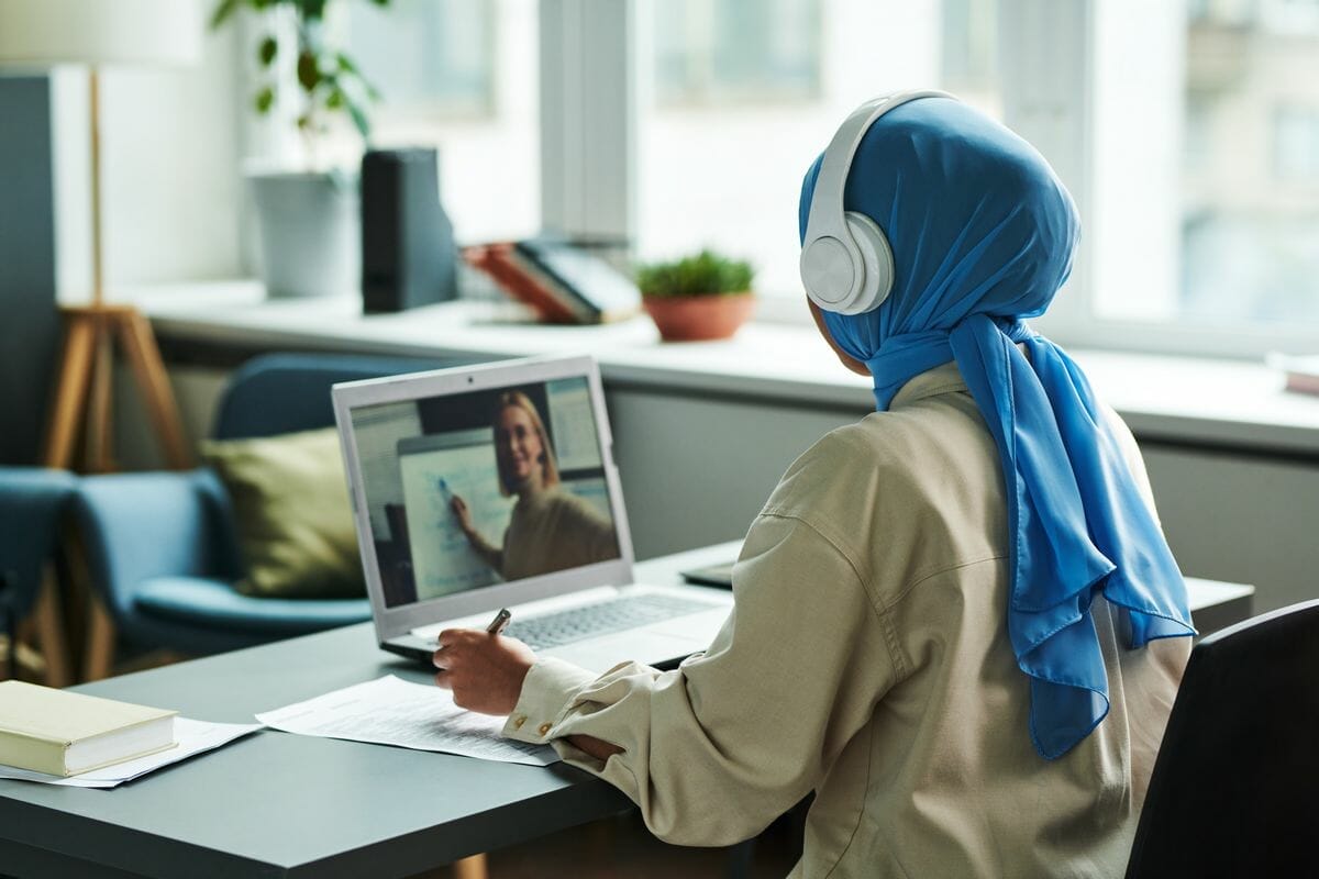 Menjadi Tech Savvy: Panduan untuk Pemula 2 back view of young muslim female student during on 2022 11 24 19 22 06 utc pulung.net