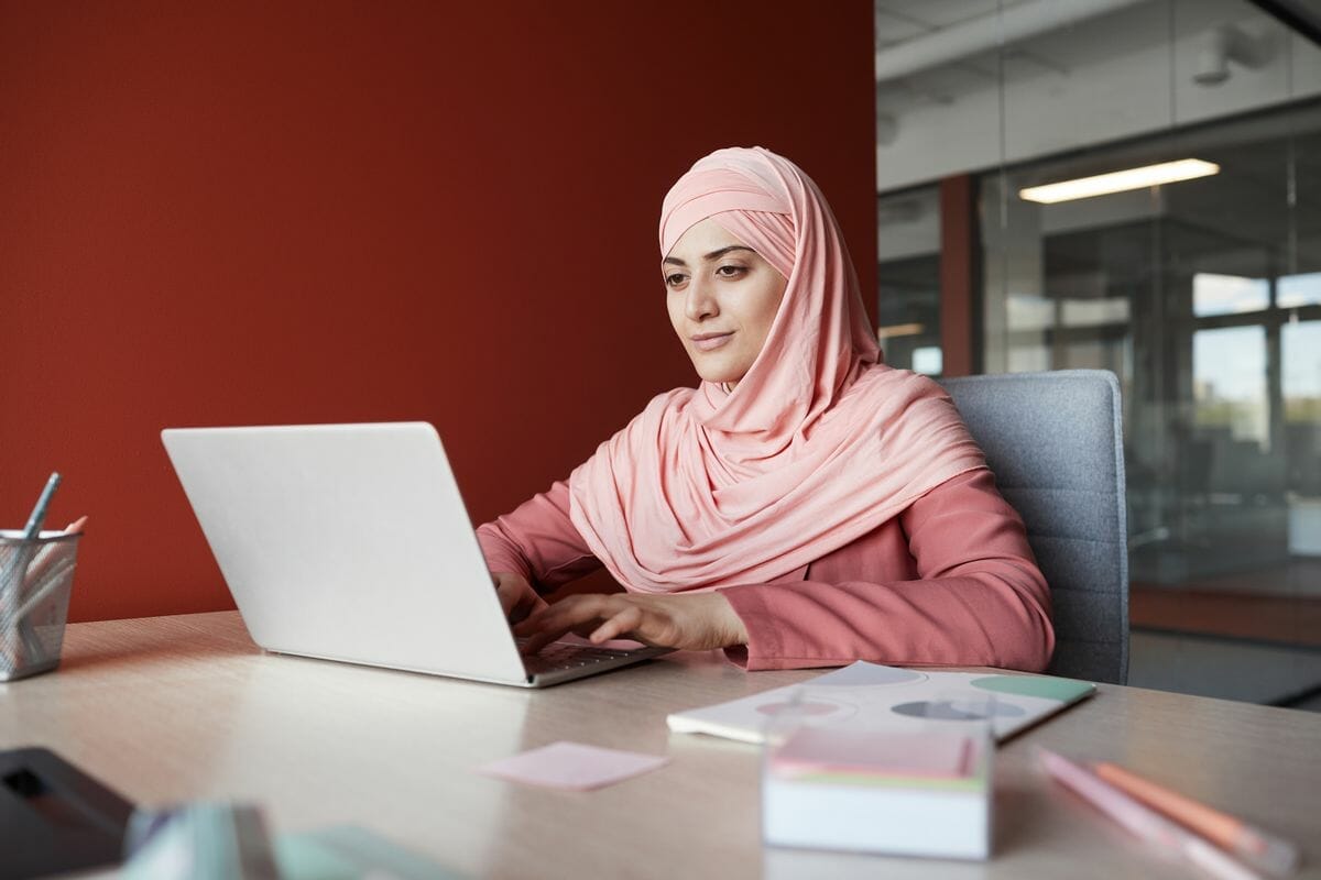 muslim businesswoman working in office 2022 02 02 03 57 04 utc pulung.net