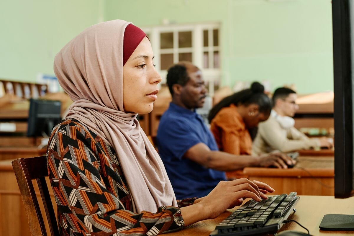 muslim woman texting something on computer 2022 05 30 22 39 46 utc pulung.net