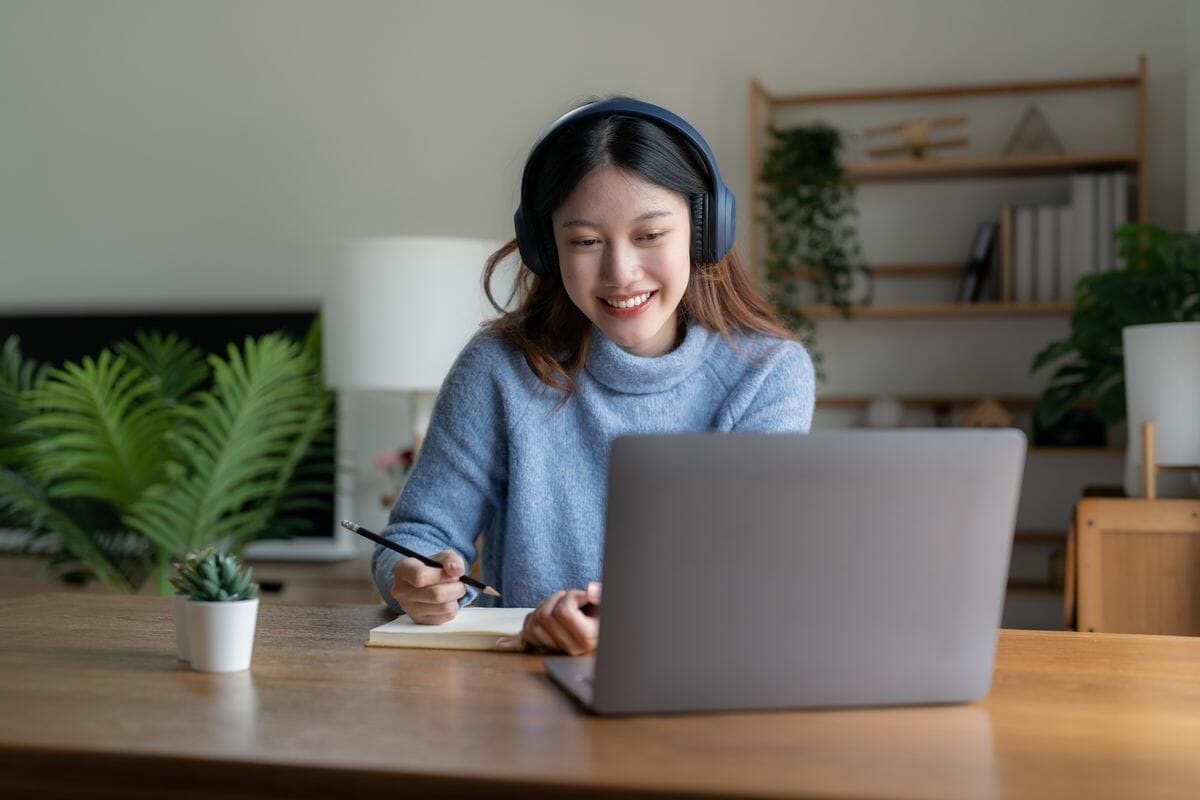 Apa Manfaat Iklan Bagi Masyarakat? 10 Alasan Mengapa Iklan itu Penting 2 smiling girl student wear headphone study online w 2022 10 10 20 23 25 utc pulung.net
