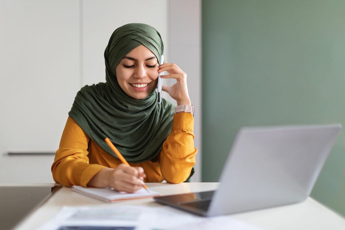 smiling muslim woman in hijab talking on cellphone 2022 12 02 00 31 02 utc pulung.net