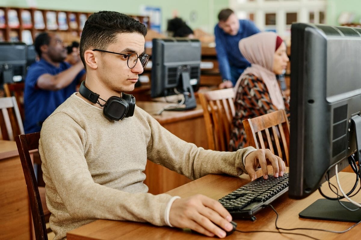 Apa Manfaat Iklan Bagi Masyarakat? 10 Alasan Mengapa Iklan itu Penting 6 students using desktop computers 2022 05 30 22 39 47 utc pulung.net
