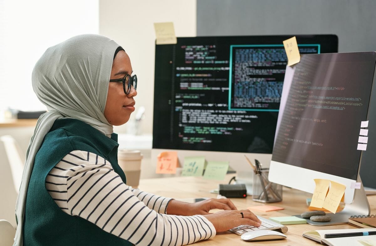 young muslim businesswoman in hijab looking at com 2022 11 01 22 19 17 utc pulung.net